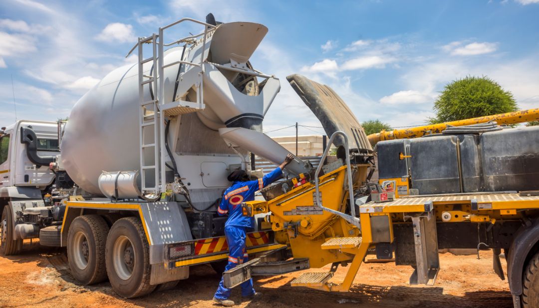 Aplicación de técnicas de curado con agua para mantener la humedad del concreto