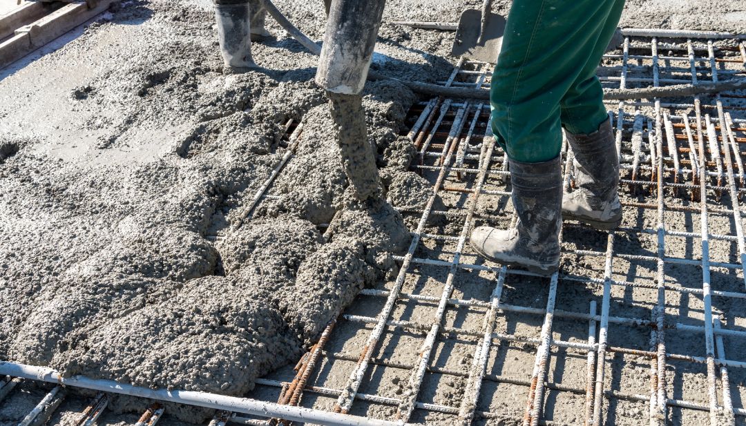 Concreto fresco siendo vertido en obra