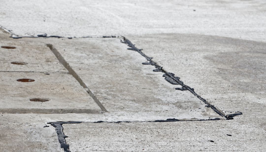 Detalle de una grieta fina en losa de concreto