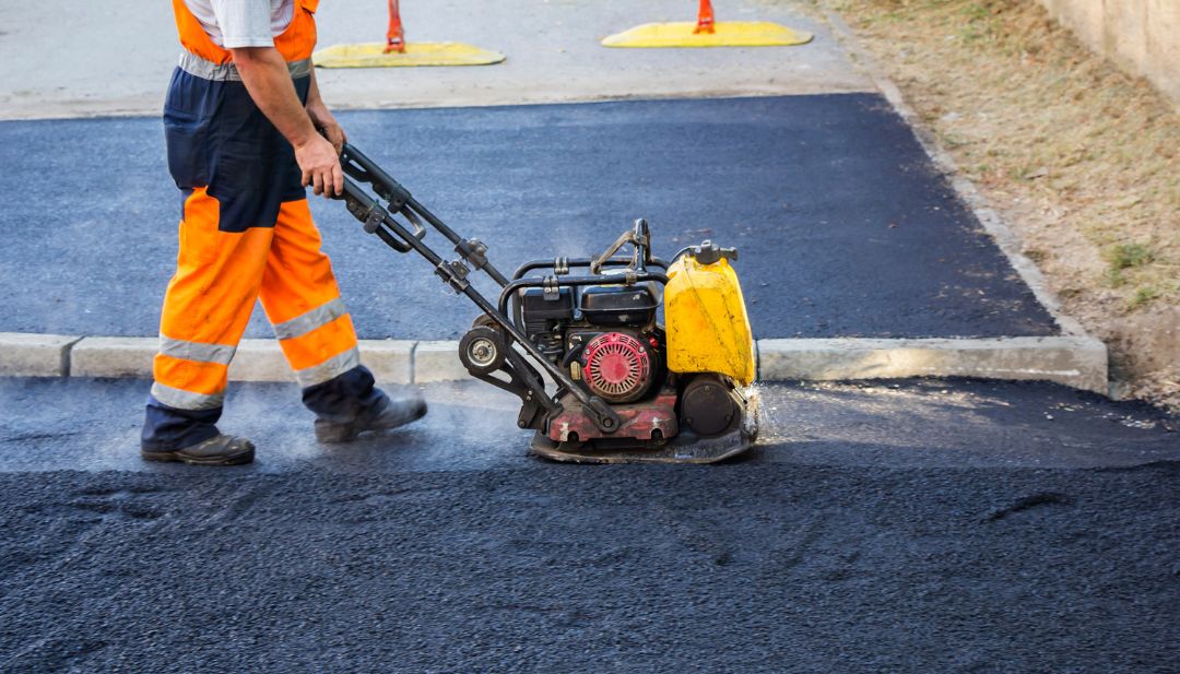 Proceso de asfaltado en carretera mexicana