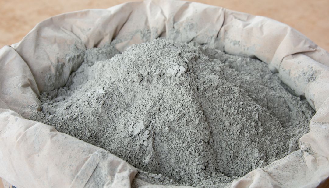 Saco de cemento Portland en obra de construcción