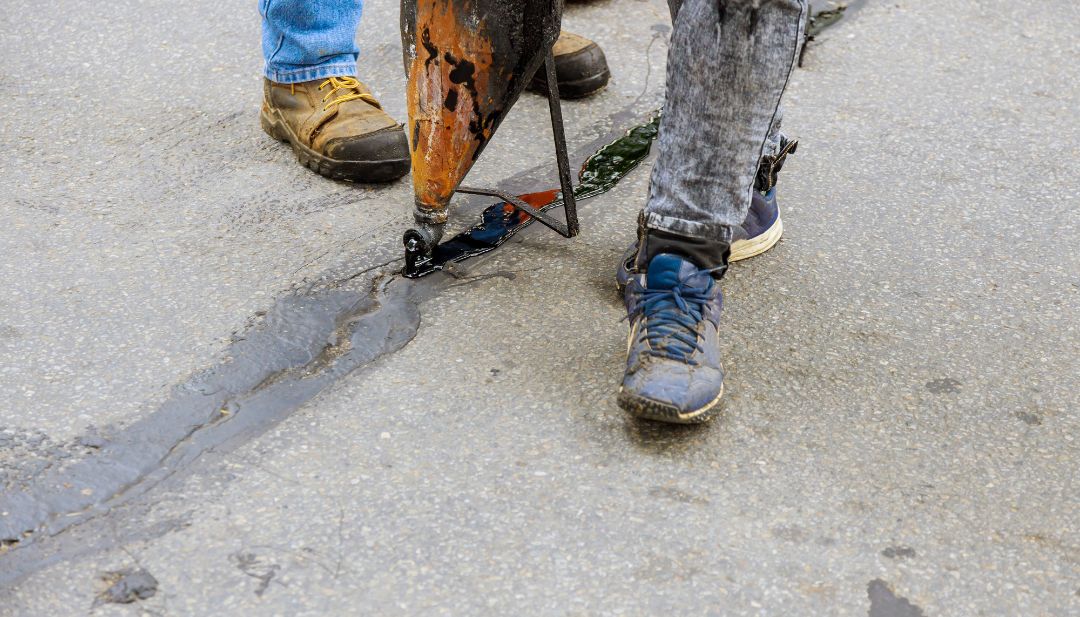 Trabajador reparando fisuras en concreto con resina epóxica