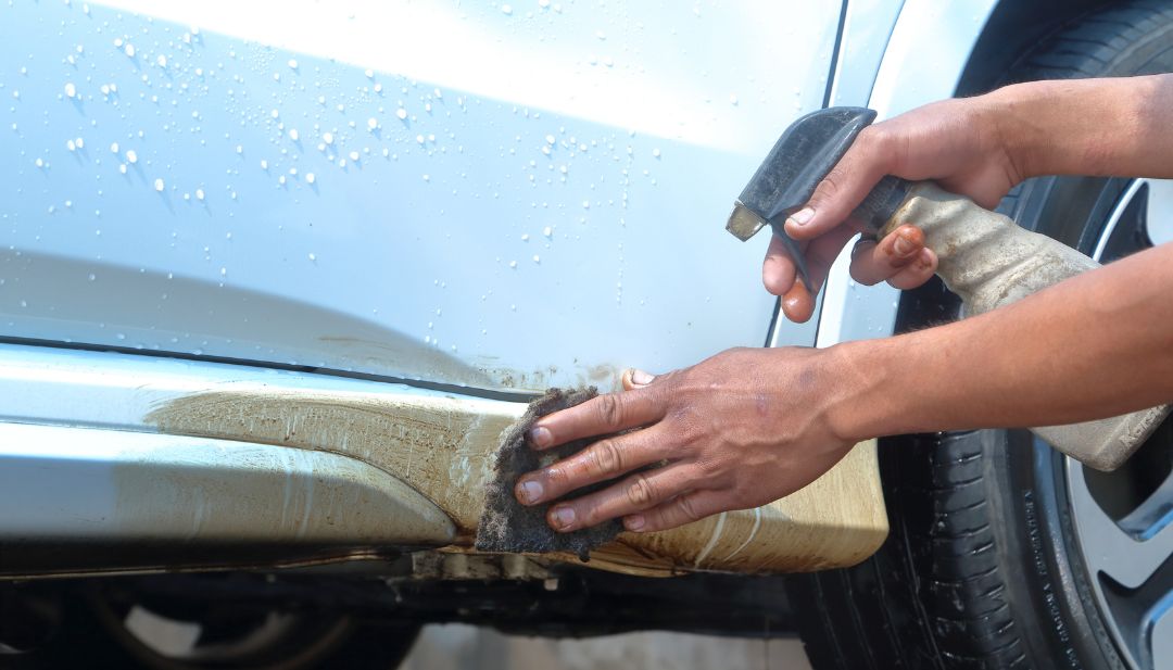 Uso de vinagre blanco para remover concreto de la pintura del coche